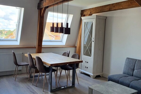 Dining - Apartment 'Ferienwohnung Dg Rechts - Lychen' with Lake View, Shared Terrace and Wi-Fi (Lychen)