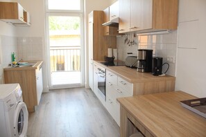 Fridge, oven, stovetop, dishwasher