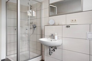 Ducha, secador de pelo y toallas