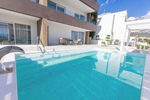 Utomhuspool och uppvärmd pool