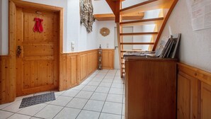 Un interior de madera con una puerta, una escalera y una escalera de caracol.