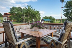 Outdoor dining - Apartment 'Ferienwohnung Süd' with Shared Terrace, Balcony and Wi-Fi (Dachsberg (Südschwarzwald))