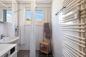 Shower, hair dryer, towels - Apartment 'Ferienwohnung In Den Bachteln' with Balcony and Wi-Fi (Sulzburg)