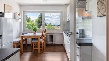 Réfrigérateur, micro-ondes, plaque de cuisson, lave-vaisselle