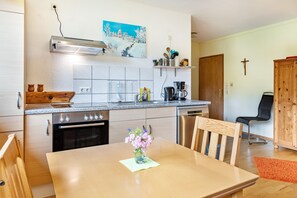Frigorífico, horno, placa de cocina y lavavajillas