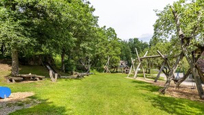A park with a grassy area, wooden structures, and trees. - Apartment 'Donnerberg' with Shared Terrace, Shared Garden and Wi-Fi (Ühlingen-Birkendorf)