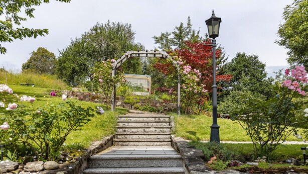 A stone staircase leading up to a wooden archway in a garden setting. - Apartment 'Donnerberg' with Shared Terrace, Shared Garden and Wi-Fi (Ühlingen-Birkendorf)