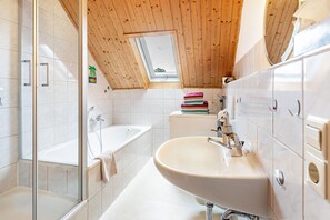 Dusche, Haartrockner, Handtücher