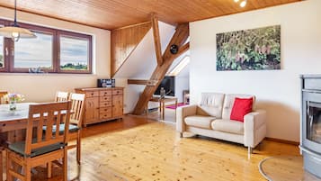 Fernseher, Kamin, Tischtennisplatte, Stereoanlage