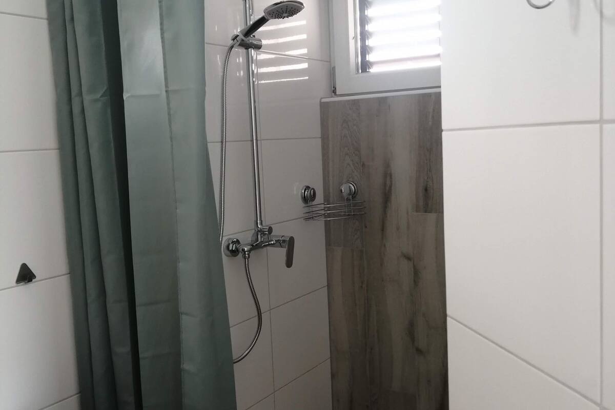 Shower, towels