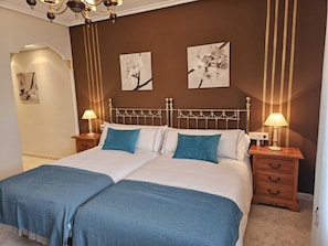 6 bedrooms, bed sheets - Aitonaren Etxea. A rural house to enjoy nature, golf, wine or cycling. (Urturi)