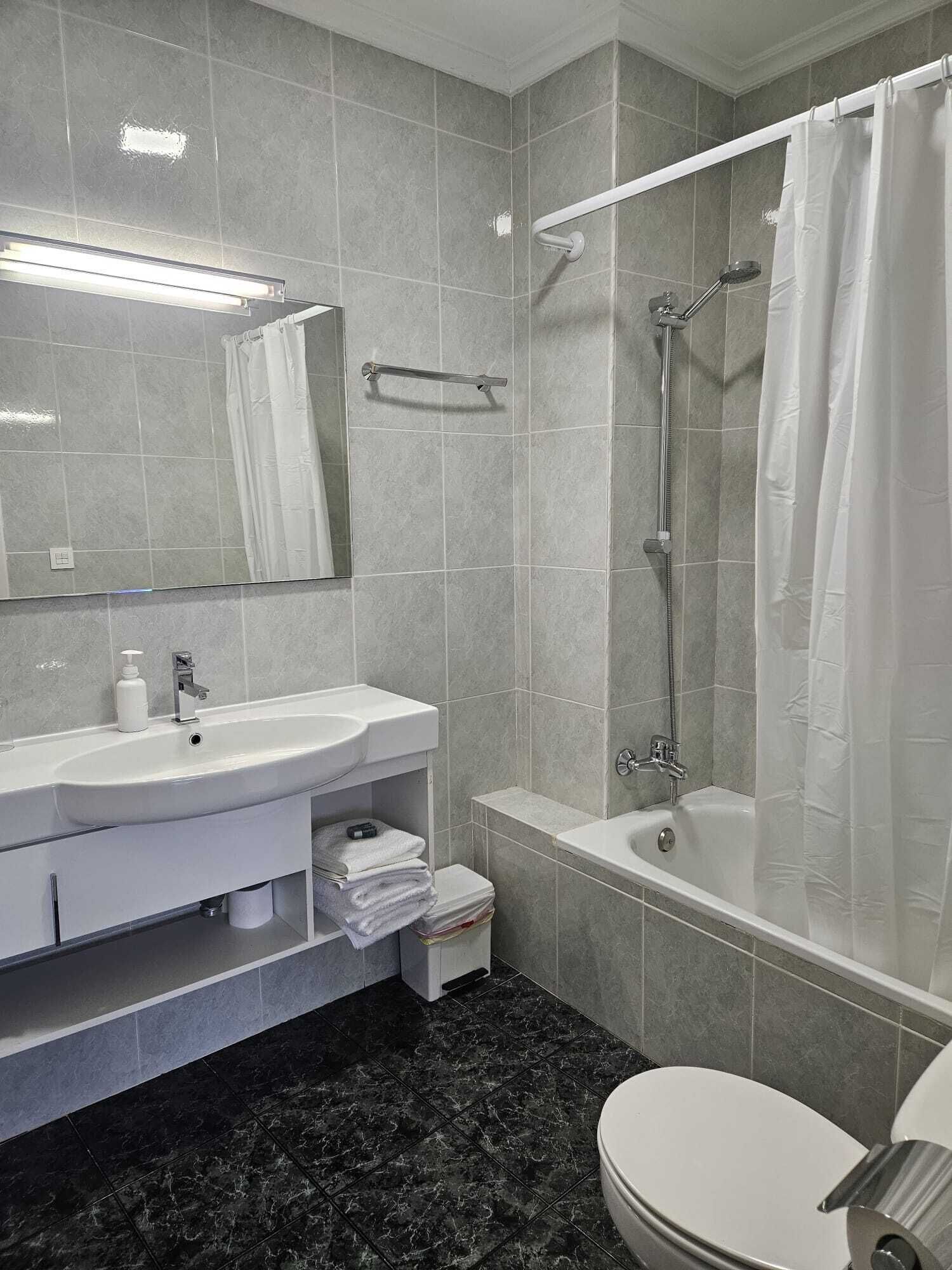 Een douche, een haardroger, handdoeken, zeep