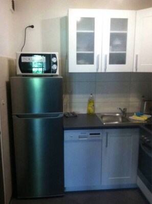 Frigorifero, microonde, forno, piano cottura