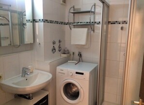 Dusj, hårføner og håndklær