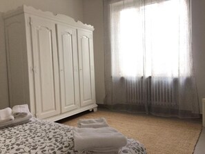 1 dormitori, planxa i posts de planxar, wifi i roba de llit