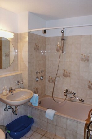 Douche, sèche-cheveux, serviettes fournies
