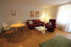 Een televisie en een stereo