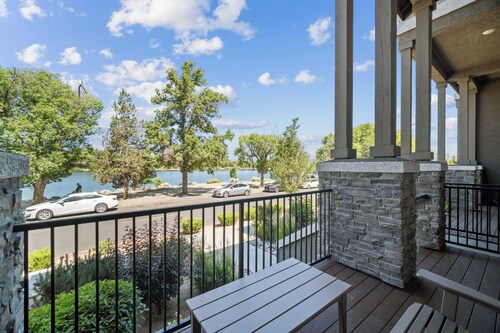 Lake Front Villa. Views! Views! Once you park your car, you won't want to leave.