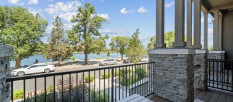 Lake Front Villa. Views! Views! Once you park your car, you won't want to leave.
