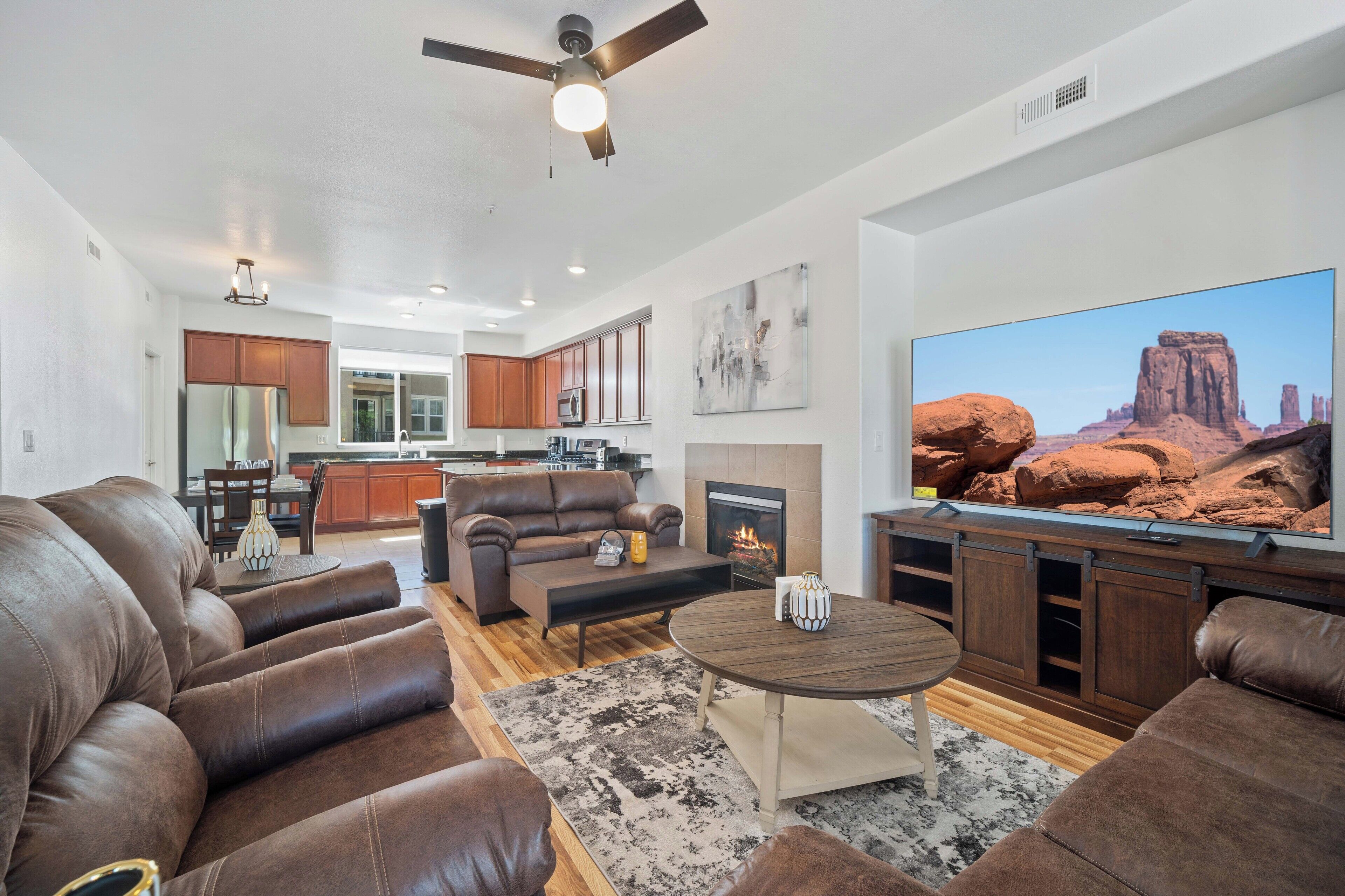 Una Smart TV, una chimenea