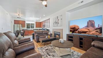 Una Smart TV, una chimenea