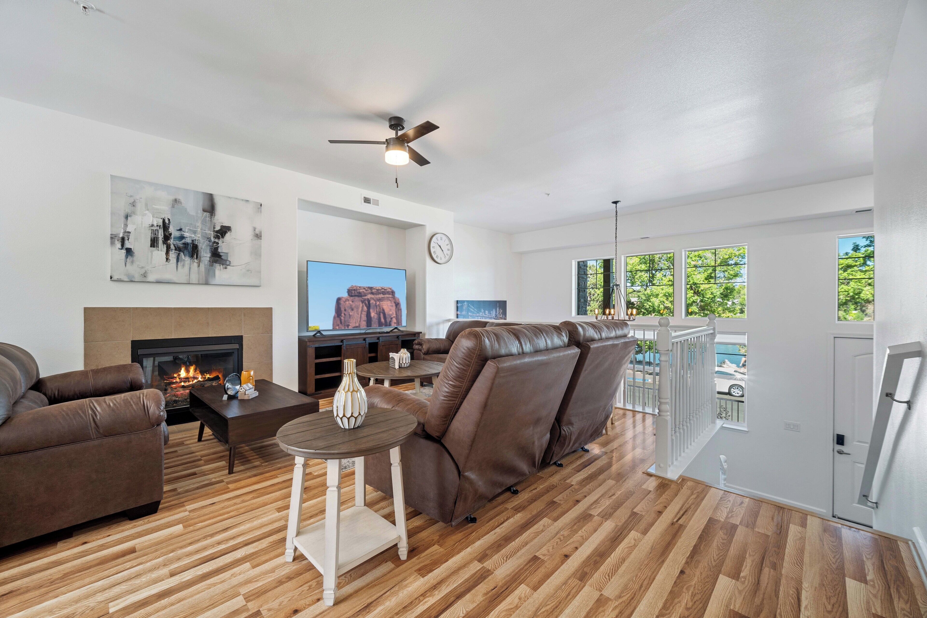 Una Smart TV, una chimenea