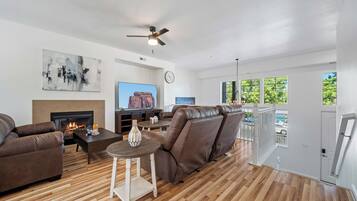 Una Smart TV, una chimenea