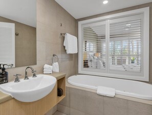Baignoire à jets, sèche-cheveux, serviettes fournies