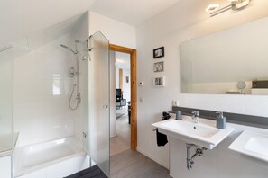 Dusche, Haartrockner, Handtücher