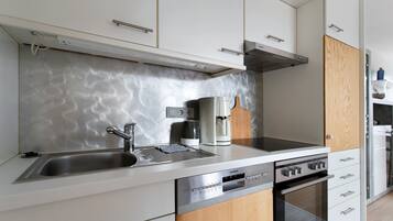 Réfrigérateur, four à micro-ondes, un four, surface de cuisson