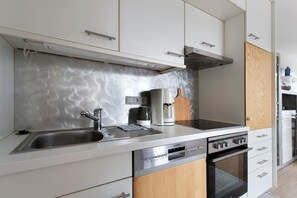 Een koelkast, een magnetron, een oven, een kookplaat