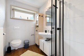 Shower, towels - Holiday Apartment "Heimathafen" with Balcony and Wi-Fi (Wester-Ohrstedt)