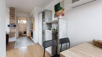 Réfrigérateur, four à micro-ondes, un four, surface de cuisson