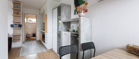 Kühlschrank, Mikrowelle, Ofen, Herdplatte