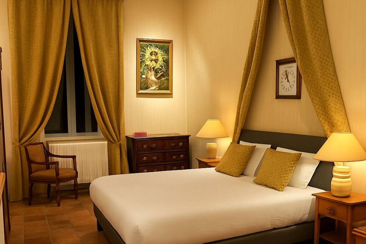 Een hotelkamer met een groot bed, twee nachtkastjes met lampen, een stoel, een dressoir, een raam met gordijnen en een wandklok.