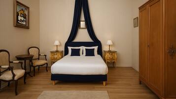 Un dormitorio con una cama grande, dos mesitas de noche con lámparas, un armario, una silla y una pequeña mesa.