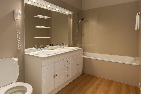 Bathroom - Le Manoir De Lisle (Lisle-sur-Tarn)