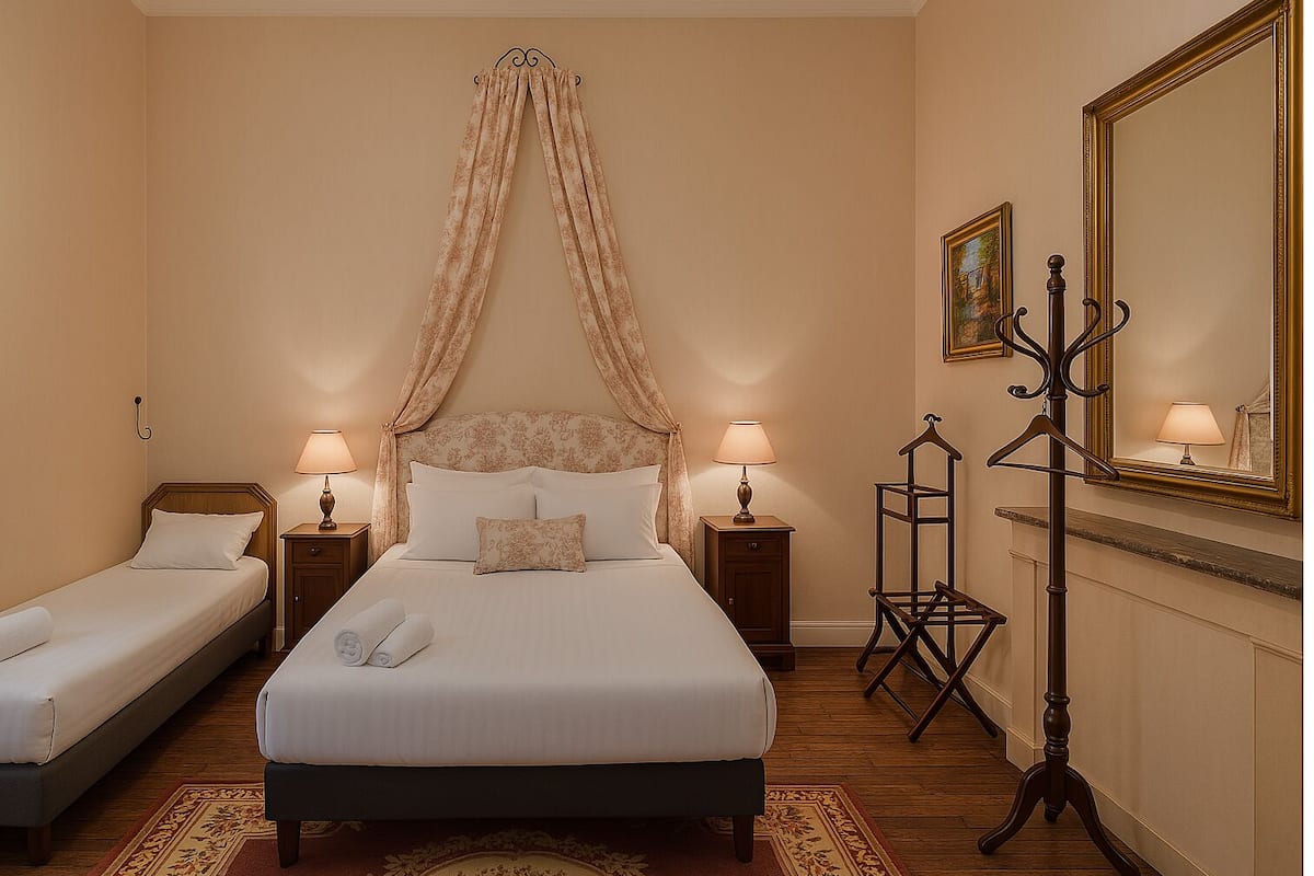 Een hotelkamer met een groot bed, twee kleinere bedden, een spiegel, een kapstok en een nachtkastje met lampen.