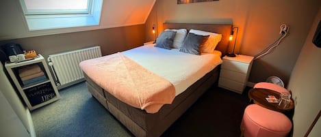 Habitación doble Confort, vista a la ciudad | Escritorio y wifi gratis