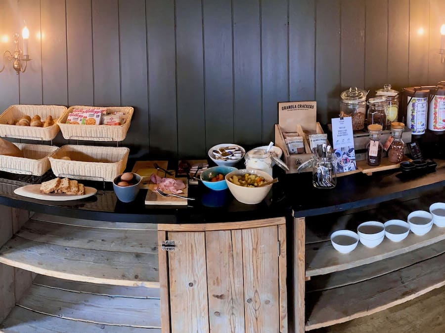 Café da manhã com buffet grátis todos os dias