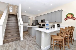 Refrigerador, horno, placa de cocina, lavavajillas