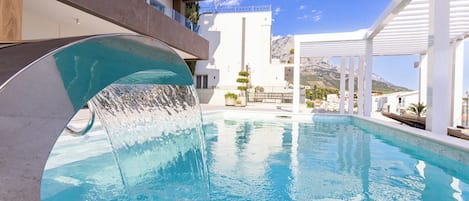 Una piscina al aire libre, una piscina climatizada