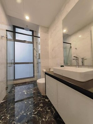 豪華套房, 1 間臥室, 城市景觀 | 浴室 | 淋浴設備、免費盥洗用品、毛巾
