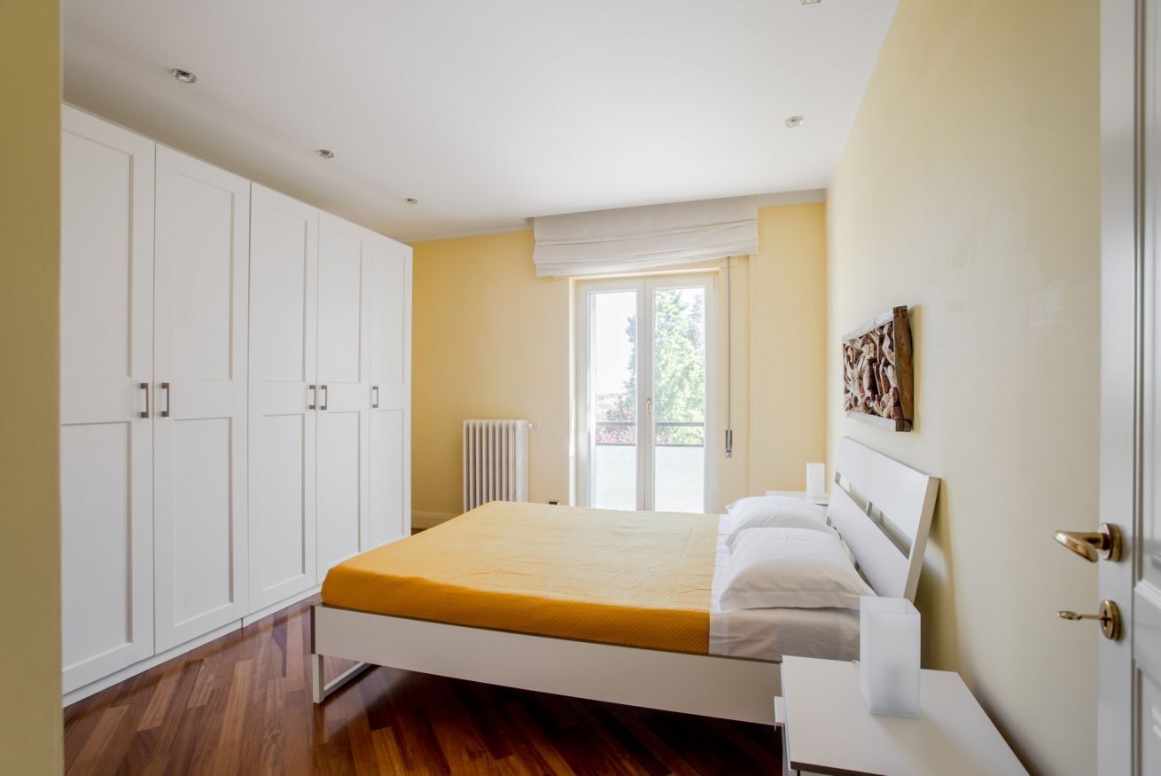 2 dormitorios, tabla de planchar con plancha, ropa de cama