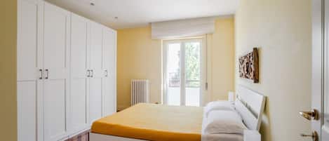 2 slaapkamers, een strijkplank/strijkijzer, beddengoed