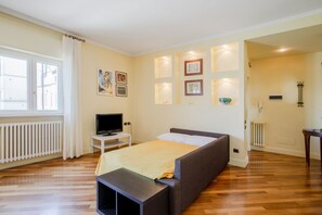 2 bedrooms, iron/ironing board, bed sheets