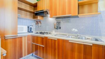 Frigorifero, microonde, forno, piano cottura