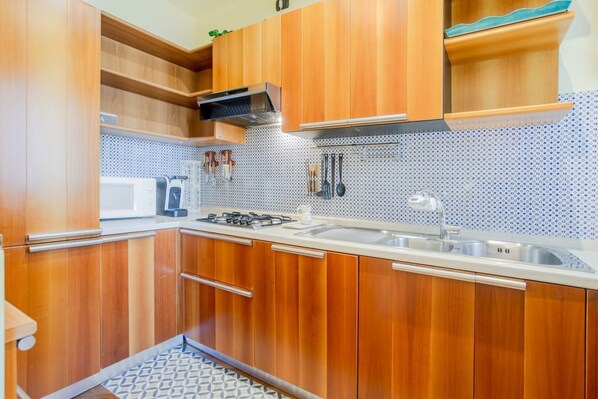 Køleskab, mikrobølgeovn, ovn, kogeplade