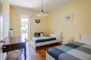 2 makuuhuonetta, silitysrauta/-lauta, vuodevaatteet