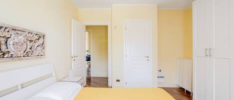 2 bedrooms, iron/ironing board, bed sheets